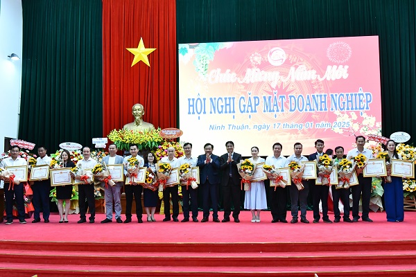 Tôn vinh, khen thưởng tập thể, cá nhân tiêu biểu