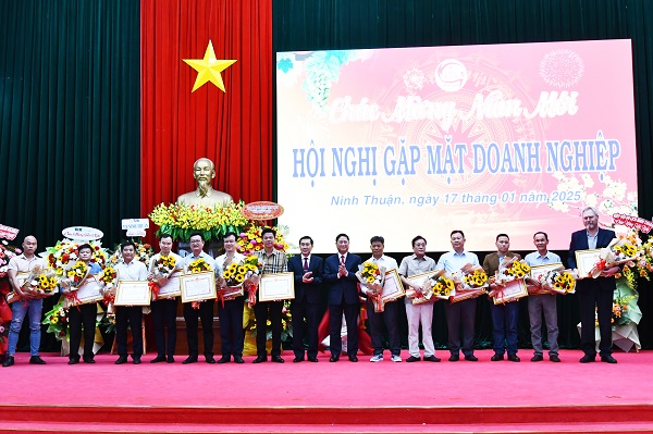 Tôn vinh, khen thưởng tập thể, cá nhân tiêu biểu