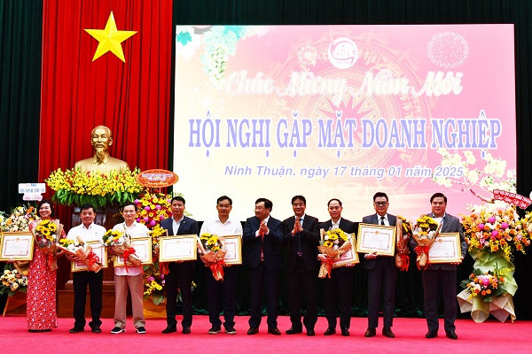 Tôn vinh, khen thưởng tập thể, cá nhân tiêu biểu