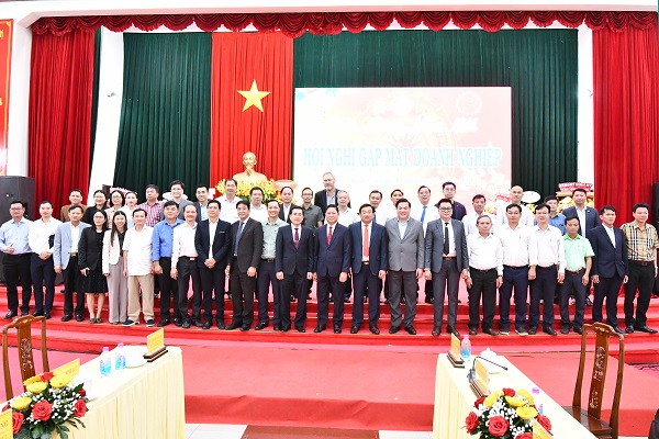 Đại biểu chụp ảnh lưu niệm cùng lãnh đạo Tỉnh