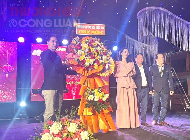 Lãnh đạo UBND phường Hòa Hiệp Nam tặng hoa Lãnh đạo UBND phường Hòa Hiệp Nam tặng hoa