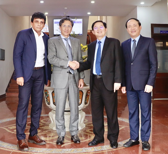 Ông Hồ Quốc Dũng (thứ 3 từ trái qua) và ông Phạm Anh Tuấn (thứ 4 từ trái qua) đón tiếp Đoàn công tác. Ảnh: BTC