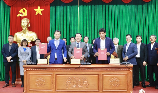 Ông Phạm Anh Tuấn (ngồi giữa) ký kết Biên bản ghi nhớ hợp tác đầu tư với ông Tống Đức Hiếu, Chủ tịch Tập đoàn Lạc Việt (bên trái) và ông Timur Mohamed, Chủ tịch Palmer Johnson (bên phải). Ảnh: BTC