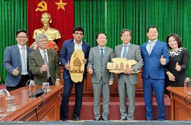 Ông Phạm Anh Tuấn (đứng giữa) tặng quà lưu niệm cho Đoàn công tác. Ảnh: BTC.