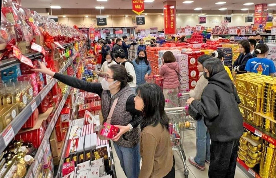 Người tiêu dùng lự chọn bánh, kẹo tại Trung tâm thương mại Aeon Long Biên (Hà Nội). Ảnh: Lam Giang