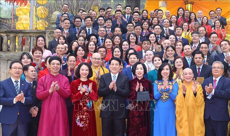 Chủ tịch nước Lương Cường cùng đại biểu kiều bào dâng hương tại Hoàng thành Thăng Long