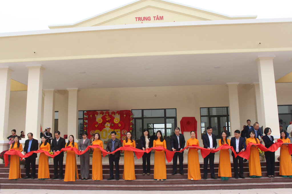 Đại biểu cắt băng khánh thành công trình Trung tâm văn hóa - thể thao xã Quảng An - huyện Đầm Hà. Đại biểu cắt băng khánh thành công trình Trung tâm văn hóa - thể thao xã Quảng An - huyện Đầm Hà.