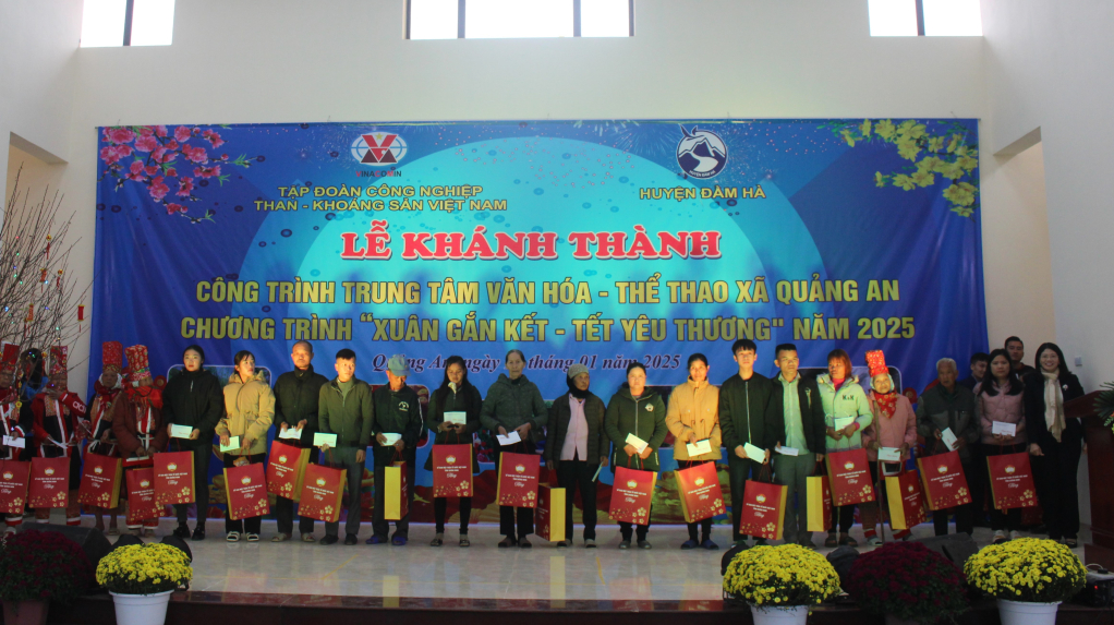 Trao tặng quà cho các hộ thoát nghèo, cận nghèo, các hộ khó khăn trên địa bàn huyện. Trao tặng quà cho các hộ thoát nghèo, cận nghèo, các hộ khó khăn trên địa bàn huyện.