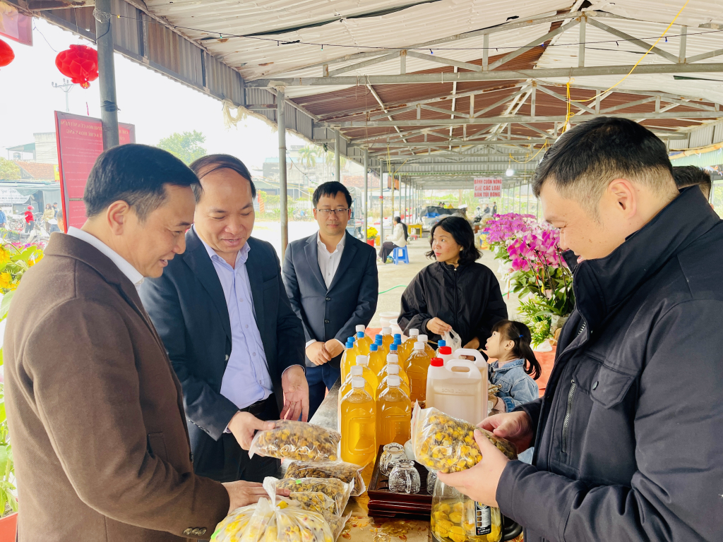 Tại các chợ hoa xuân đều bố trí thêm các gian hàng bày bán sản phẩm OCOP và các sản phẩm phục vụ Tết Nguyên đán.