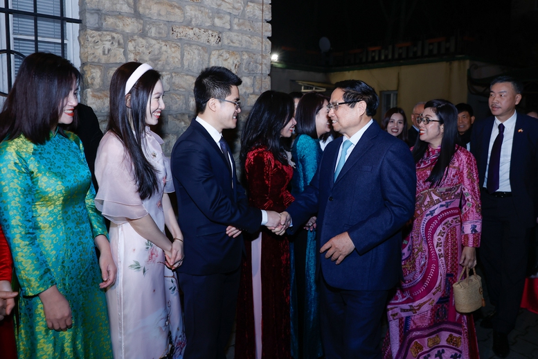 Thủ tướng Phạm Minh Chính cùng Phu nhân Lê Thị Bích Trân và đoàn đại biểu cấp cao Việt Nam gặp cán bộ, nhân viên Đại sứ quán và cộng đồng người Việt tại Czech - Ảnh: VGP/Nhật Bắc Thủ tướng Phạm Minh Chính cùng Phu nhân Lê Thị Bích Trân và đoàn đại biểu cấp cao Việt Nam gặp cán bộ, nhân viên Đại sứ quán và cộng đồng người Việt tại Czech - Ảnh: VGP/Nhật Bắc