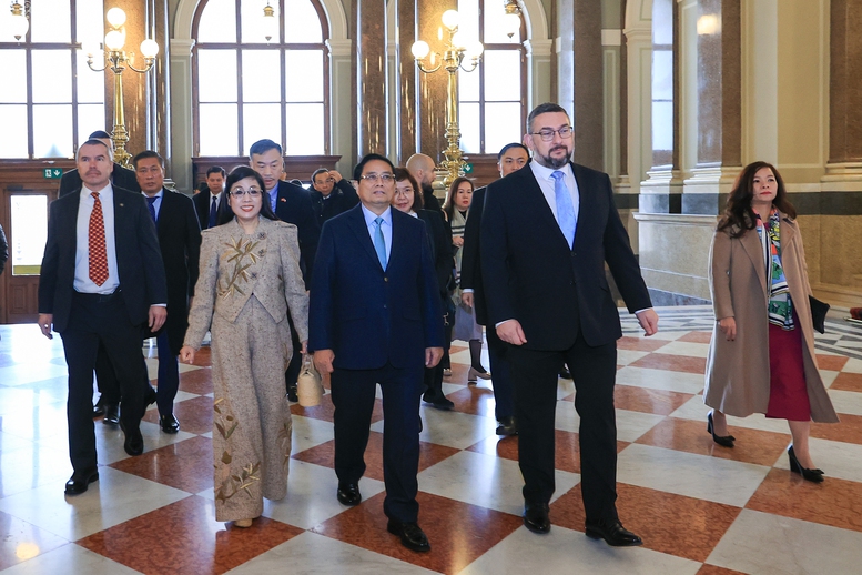Thủ tướng Phạm Minh Chính và Phu nhân cùng đoàn đại biểu cấp cao Việt Nam tới thăm Bảo tàng Quốc gia Praha - Ảnh: VGP/Nhật Bắc