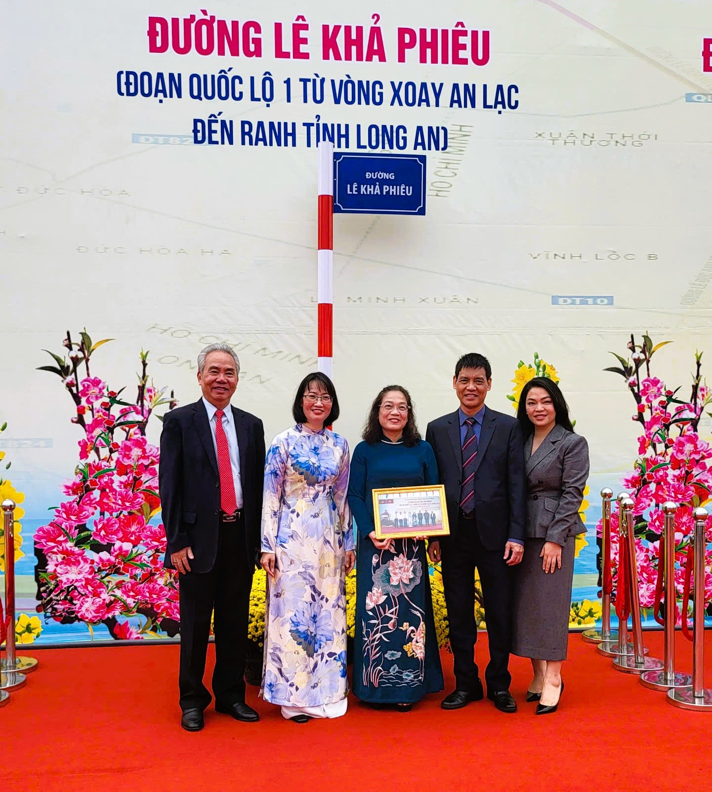 Phó Chủ tịch UBND TPHCM Trần Thị Diệu Thúy, Ông Lê Văn Minh - Phó Chủ tịch thường trực Đồng hương Thanh Hóa tại Tp.HCM cùng con cháu cố Tổng Bí thư Lê Khả Phiêu tại buổi lễ.