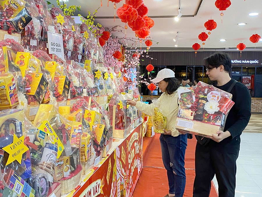 Người tiêu dùng mua giỏ quà Tết tại siêu thị Winmart (quận Thanh Xuân, Hà Nội). Ảnh: Thanh Hiền