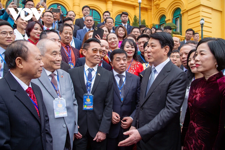 Chủ tịch nước Lương Cường và Phu nhân nói chuyện với kiều bào tại Phủ Chủ tịch.