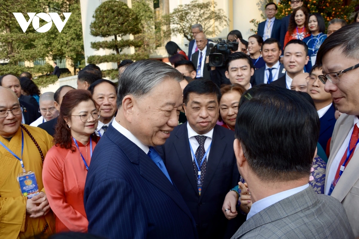 Tổng Bí thư Tô Lâm nói chuyện thân mật với các kiều bào