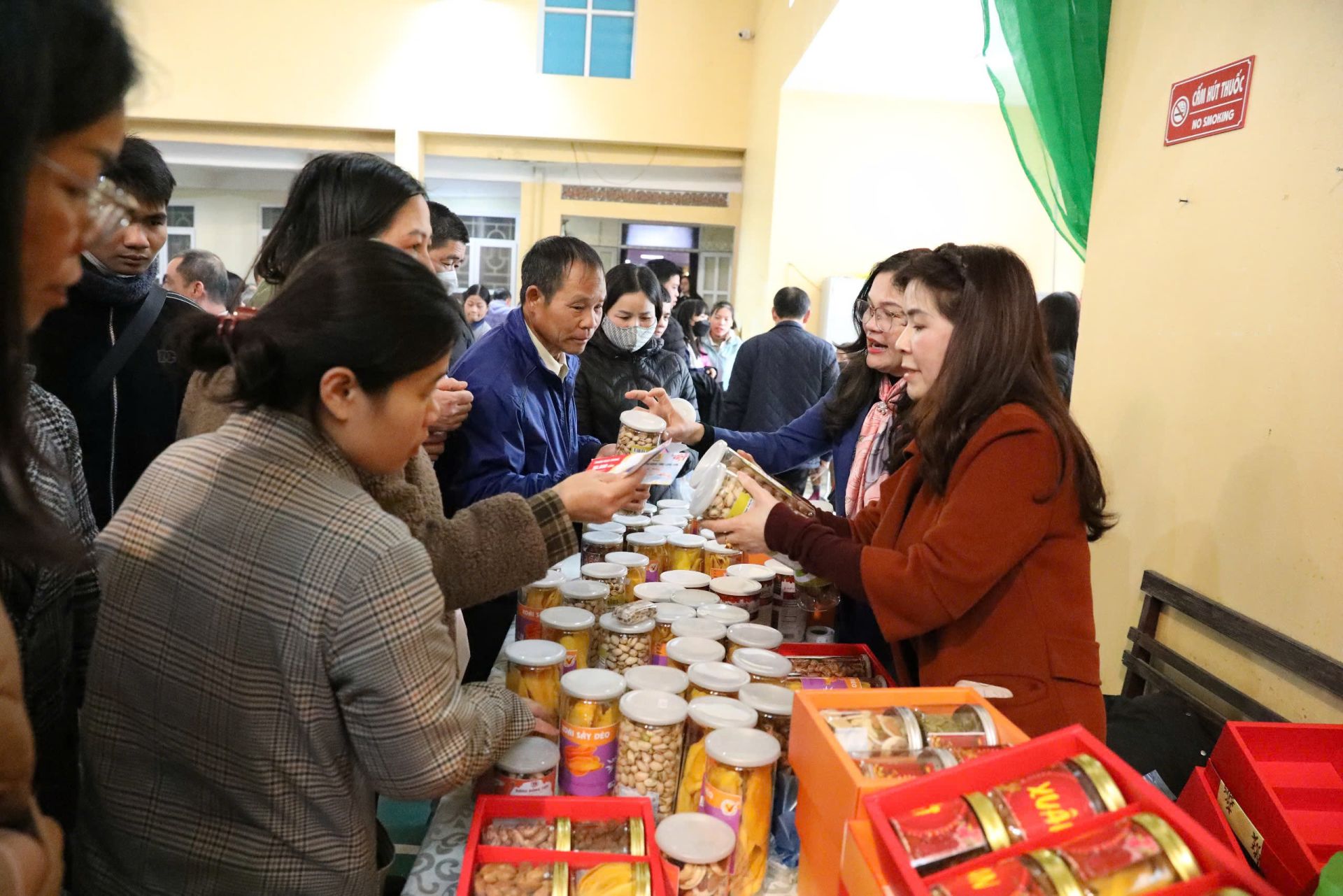 Các đoàn viên, người lao động mua hàng giảm giá bằng phiếu mua hàng tại các gian hàng Các đoàn viên, người lao động mua hàng giảm giá bằng phiếu mua hàng tại các gian hàng