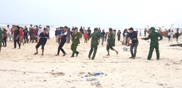 Quảng Trị: Kịp thời cứu 3 thuyền viên trên tàu cá bị chìm vào bờ an toàn