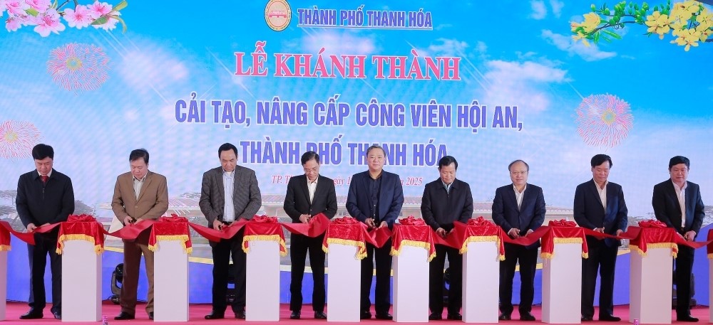 Các đại biểu cắt băng khánh thành dự án.