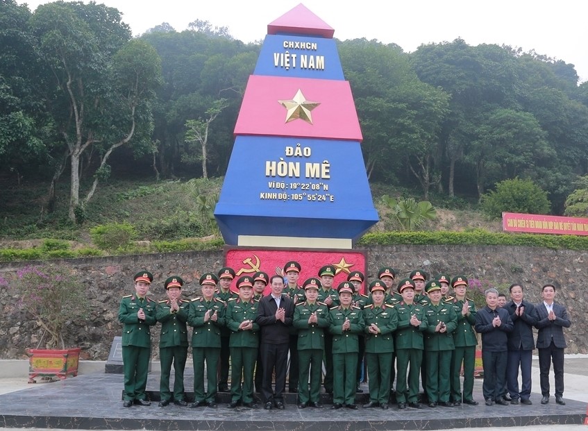 đoàn công tác chụp ảnh lưu niệm với cán bộ chiến sĩ Đảo Mê. đoàn công tác chụp ảnh lưu niệm với cán bộ chiến sĩ Đảo Mê.