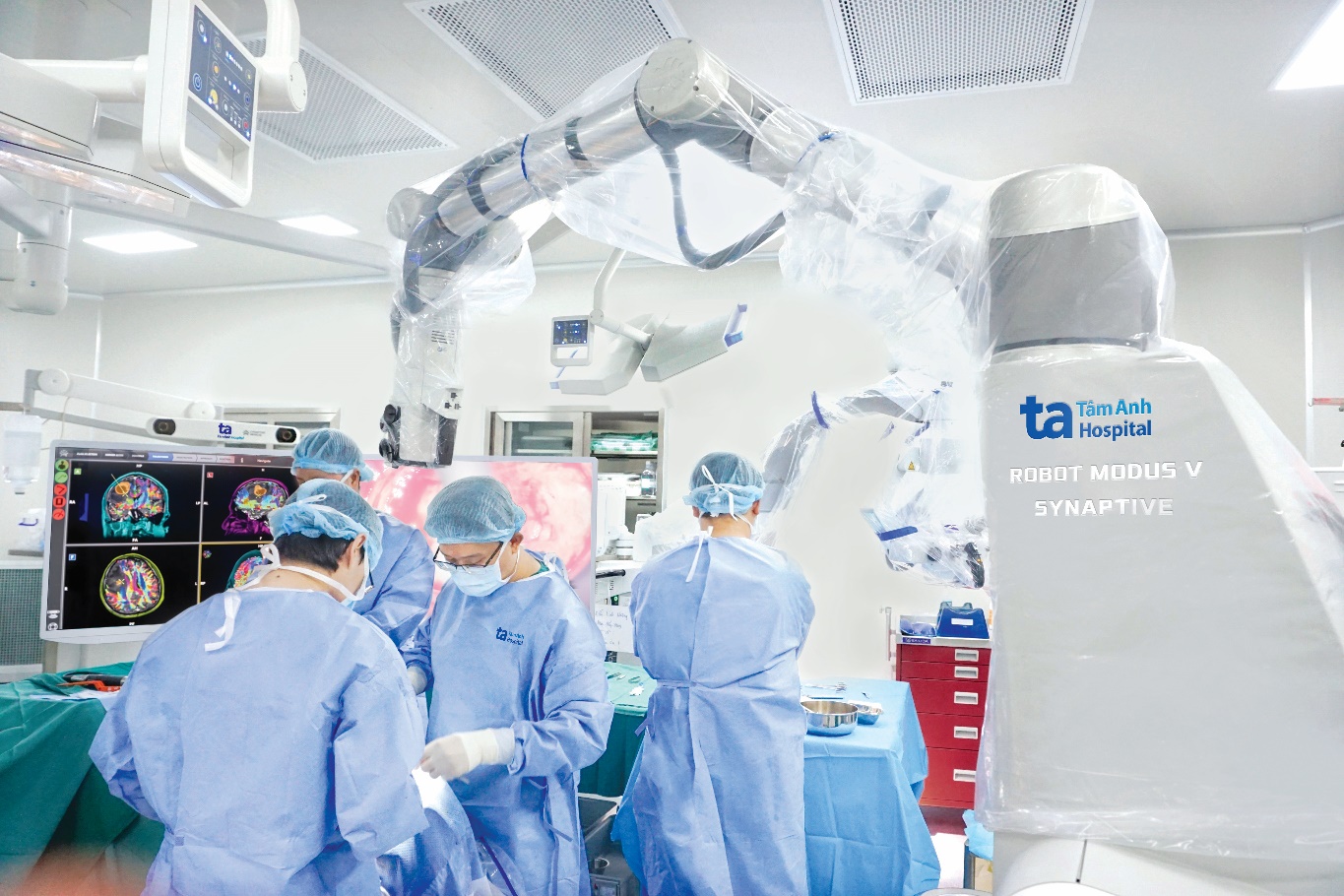 Hệ thống Bệnh viện Đa khoa Tâm Anh sở hữu nhiều máy móc hiện đại và duy nhất tại Việt Nam; trong đó nổi bật với Robot Modus V Synaptive ứng dụng trí AI mổ não, tủy sống. Êkip bệnh viện cùng Robot AI đã thực hiện kỷ lục hơn 100 ca mổ não và tủy sống khó, nguy hiểm trong năm 2024, mang lại cuộc sống mới cho các bệnh nhân
