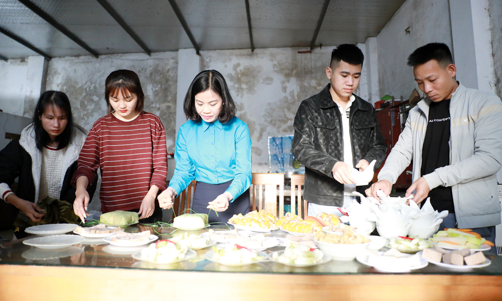 Cán bộ công đoàn, đoàn viên thanh niên chuẩn bị bữa cơm tất niên cho công nhân xa quê không có điều kiện về quê đón Tết. Cán bộ công đoàn, đoàn viên thanh niên chuẩn bị bữa cơm tất niên cho công nhân xa quê không có điều kiện về quê đón Tết.