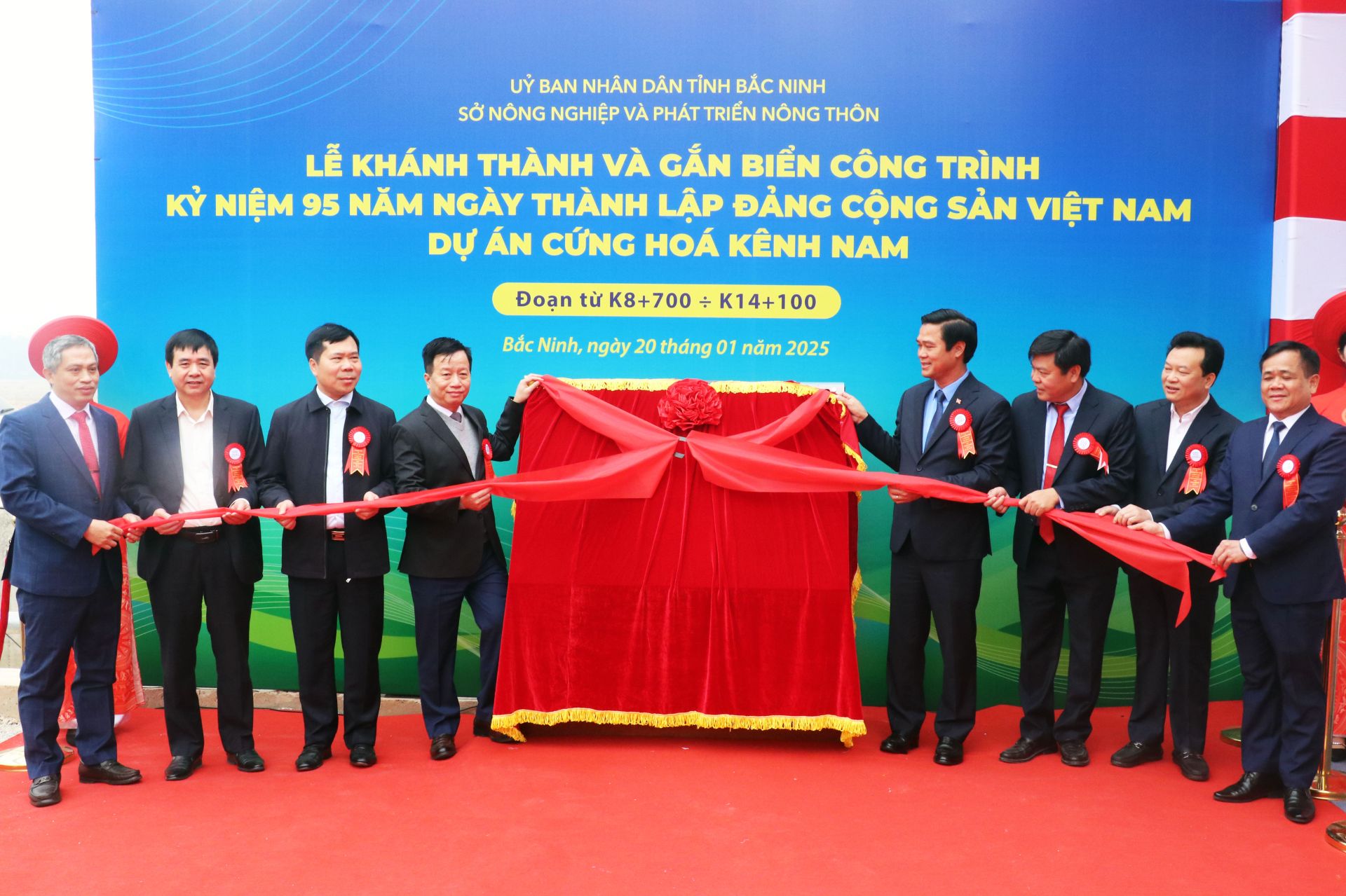 Phó Chủ tịch UBND tỉnh Lê Xuân Lợi (thứ 4 từ phải qua) cùng các đại biểu gắn biển công trình kỷ niệm 95 năm ngày thành lập Đảng Cộng sản Việt Nam.