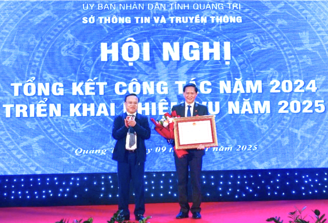Ông Lê Đức Tiến - phó chủ tịch UBND tỉnh Quảng Trị (trái) - trao Huân chương Lao động hạng nhì cho ông Nguyễn Văn Tường - giám đốc Sở Thông tin và Truyền thông - vào ngày 7-1-2025
