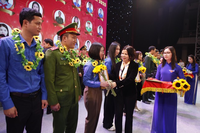 Phó Bí thư Thường trực Tỉnh ủy Bắc Ninh Nguyễn Hương Giang tuyên dương đảng viên trẻ. Ảnh: Nguyễn Thắng