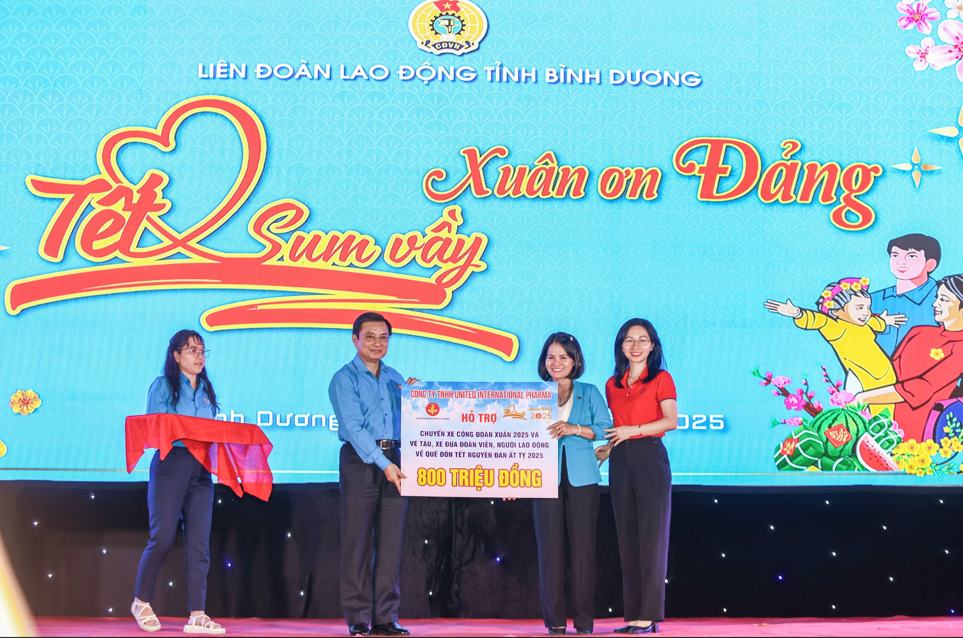 Bà Lê Thị Thu Hiền, Tổng Giám đốc UIP đại diện công ty trao tặng hỗ trợ chuyến xe công đoàn cho 2.000 công nhân trị giá 800 triệu đồng Bà Lê Thị Thu Hiền, Tổng Giám đốc UIP đại diện công ty trao tặng hỗ trợ chuyến xe công đoàn cho 2.000 công nhân trị giá 800 triệu đồng