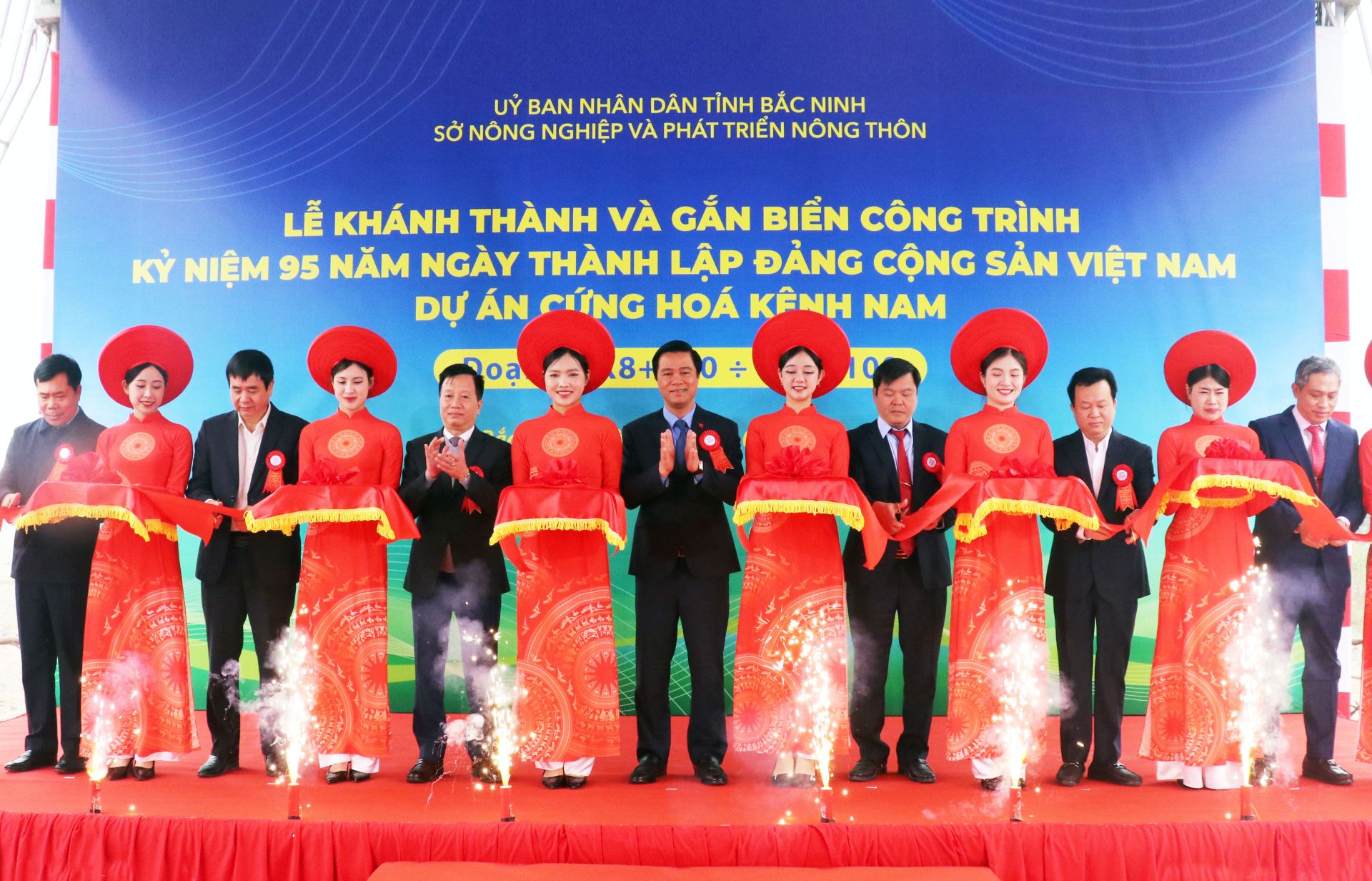 Phó Chủ tịch UBND tỉnh Lê Xuân Lợi (thứ 4 từ phải qua) cùng các đại biểu cắt băng khánh thành công trình.