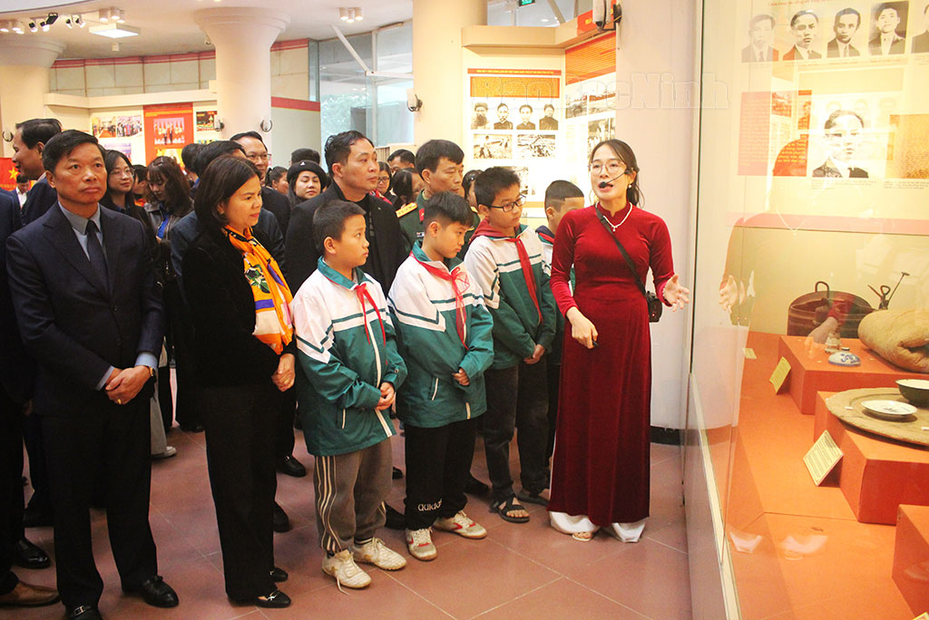 Phó Bí thư Thường trực Tỉnh ủy, Chủ tịch HĐND tỉnh Nguyễn Hương Giang, Phó Chủ tịch Thường trực UBND tỉnh Đào Quang Khải và đại biểu, các em học sinh tham quan triển lãm.