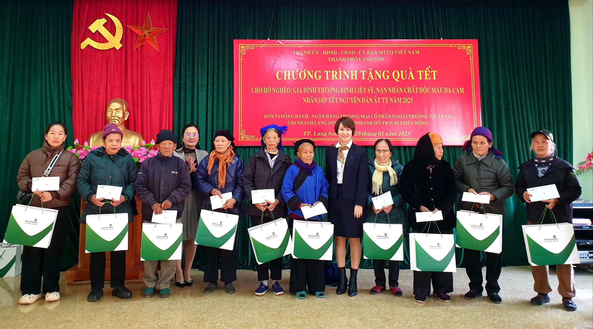 Lãnh đạo Vietcombank Lạng Sơn trao quà tại chương trình