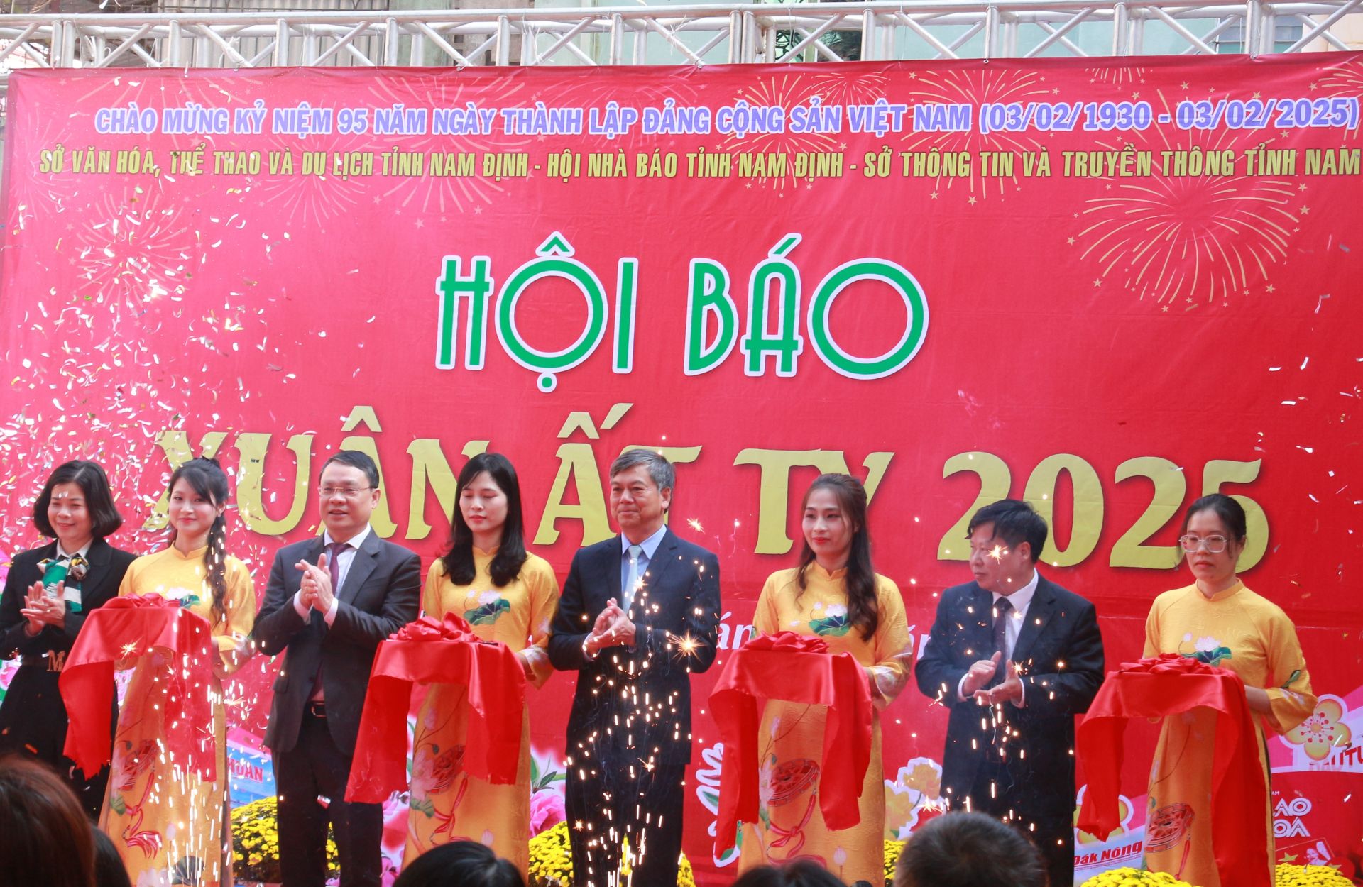 Gần 400 ấn phẩm báo chí hội tụ tại Hội báo xuân Nam Định