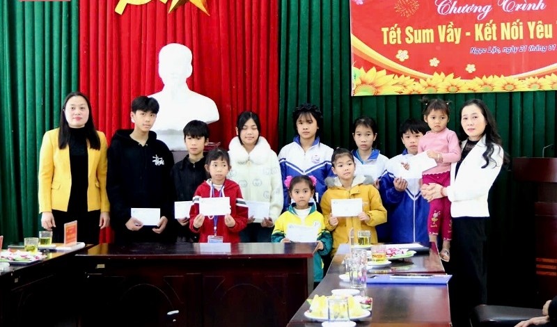 Chương trình “Tết sum vầy - Kết nối yêu thương” góp phần giúp trẻ mồ côi và gia đình vơi bớt đi phần nào khó khăn Chương trình “Tết sum vầy - Kết nối yêu thương” góp phần giúp trẻ mồ côi và gia đình vơi bớt đi phần nào khó khăn