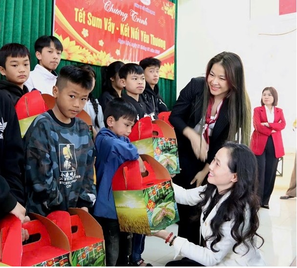 "Tết sum vầy - Kết nối yêu thương" cho trẻ mồ côi tại Thanh Hóa