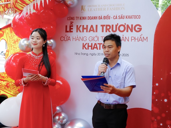 Lãnh đạo Công ty kinh doanh Đà Điểu- Cá Sấu Khatoco phát biểu khai trương Lãnh đạo Công ty kinh doanh Đà Điểu- Cá Sấu Khatoco phát biểu khai trương