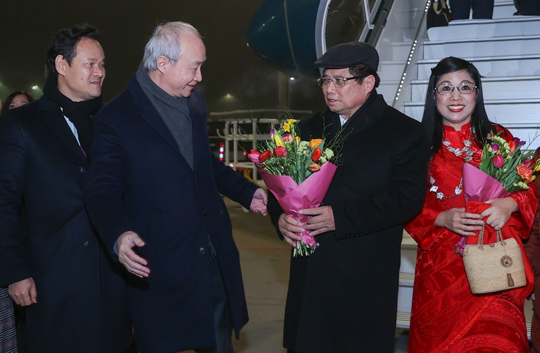 Thủ tướng Chính phủ Phạm Minh Chính cùng Phu nhân tại sân bay Zurich, Thụy Sĩ - Ảnh: VGP/Nhật Bắc