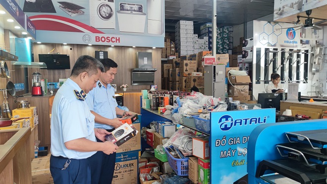 Năm 2024, Quản lý thị trường Lào Cai kiểm tra, phát hiện, xử lý 41 vụ vị phạm thương mại điển tử, xử phạt vi phạm hành chính 605,8 triệu đồng; trị giá hàng hóa vi phạm 841,4 triệu đồng Năm 2024, Quản lý thị trường Lào Cai kiểm tra, phát hiện, xử lý 41 vụ vị phạm thương mại điển tử, xử phạt vi phạm hành chính 605,8 triệu đồng; trị giá hàng hóa vi phạm 841,4 triệu đồng