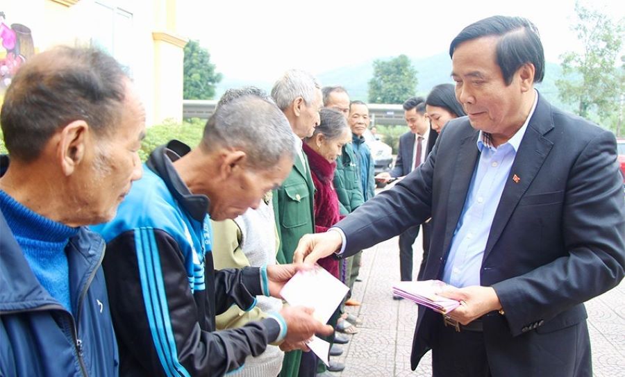 Chủ tịch Hội Người cao tuổi Việt Nam trao quà Tết cho các hoàn cảnh khó khăn tại Hà Tĩnh