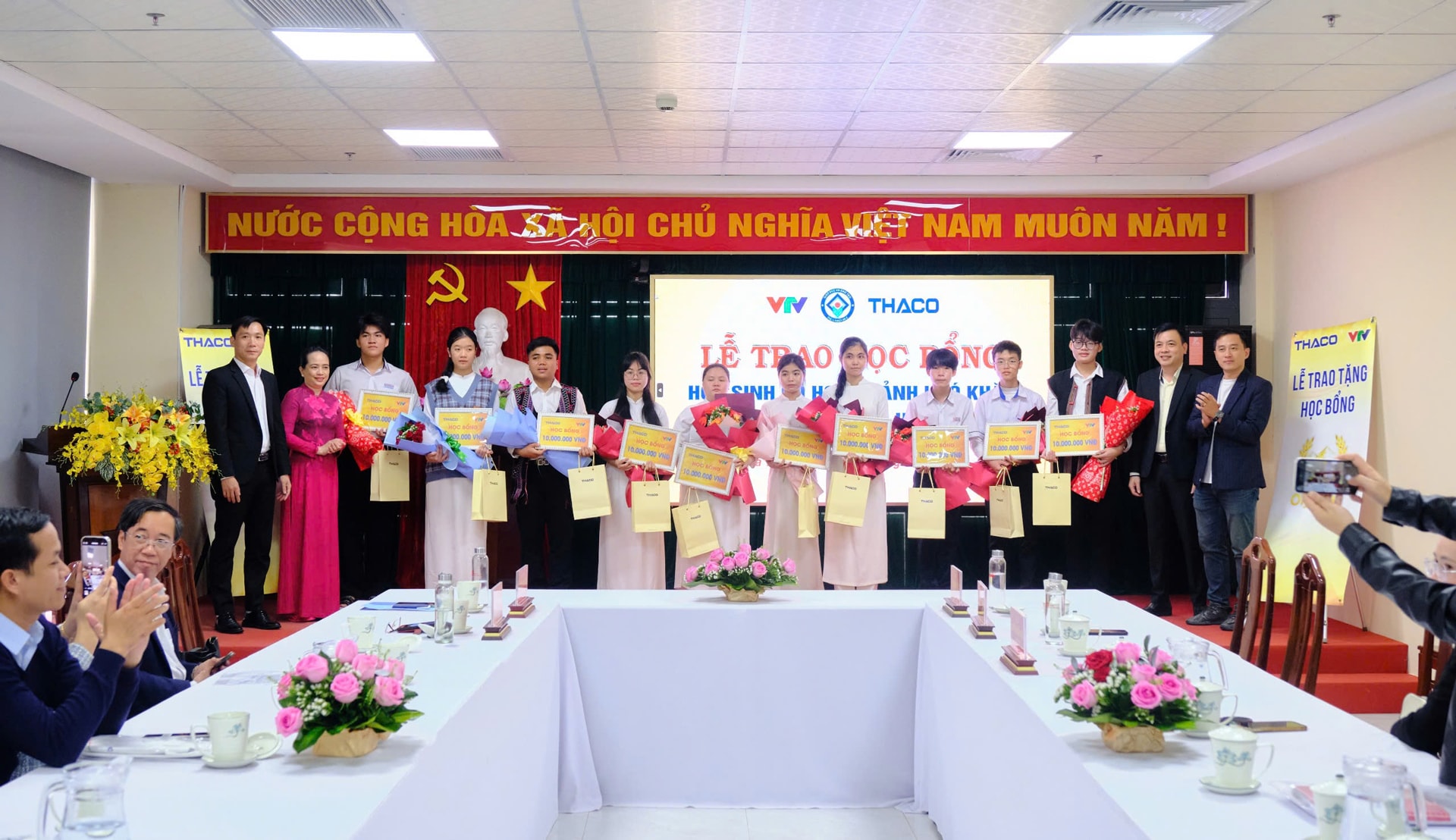 10 em học sinh thuộc các trường THPT của tỉnh Thừa Thiên Huế nhận học bổng Đường lên đỉnh Olympia 10 em học sinh thuộc các trường THPT của tỉnh Thừa Thiên Huế nhận học bổng Đường lên đỉnh Olympia