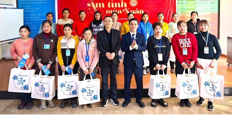 Ông Nguyễn Huy Phương, Giám đốc Sacombank Thanh Hóa cùng đại diện doanh nghiệp trao quà tết cho công nhân, người lao động có hoàn cảnh khó khăn.