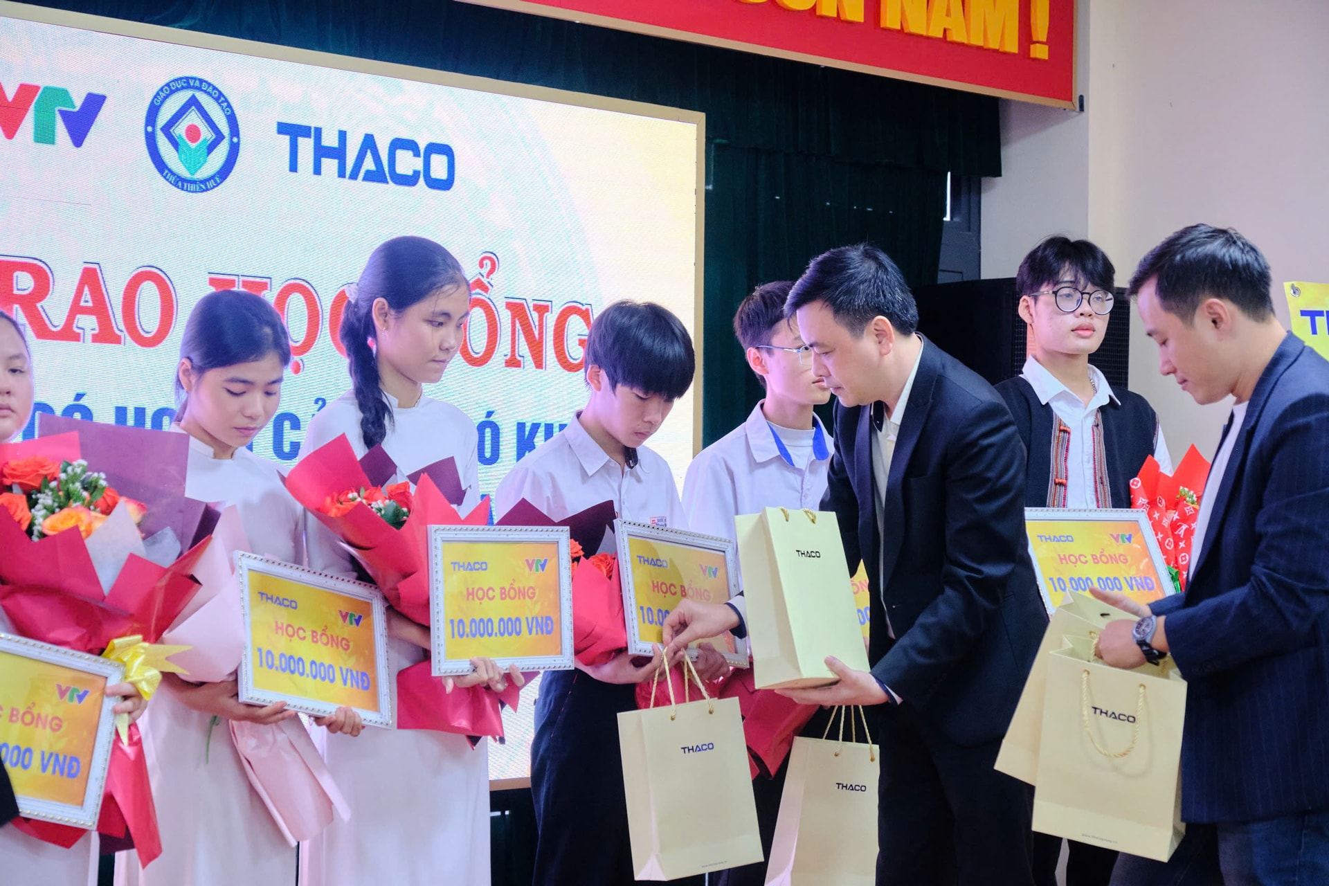 Ông Trần Công Thân - Tổng Giám đốc THACO AUTO Huế trao học bổng cho các em Ông Trần Công Thân - Tổng Giám đốc THACO AUTO Huế trao học bổng cho các em