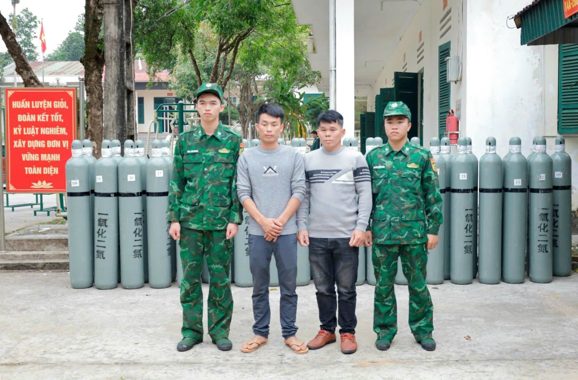 Đồn Biên phòng Bắc Sơn bắt giữ các đối tượng vận chuyển trái phép 39 bình khí cười tại khu vực biên giới