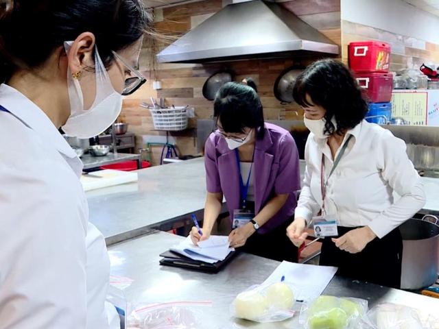 Năm 2024, Quảng Bình phát hiện 671 cơ sở vi phạm lĩnh vực an toàn thực phẩm, với 125 trường hợp bị xử phạt hành chính. Năm 2024, Quảng Bình phát hiện 671 cơ sở vi phạm lĩnh vực an toàn thực phẩm, với 125 trường hợp bị xử phạt hành chính.