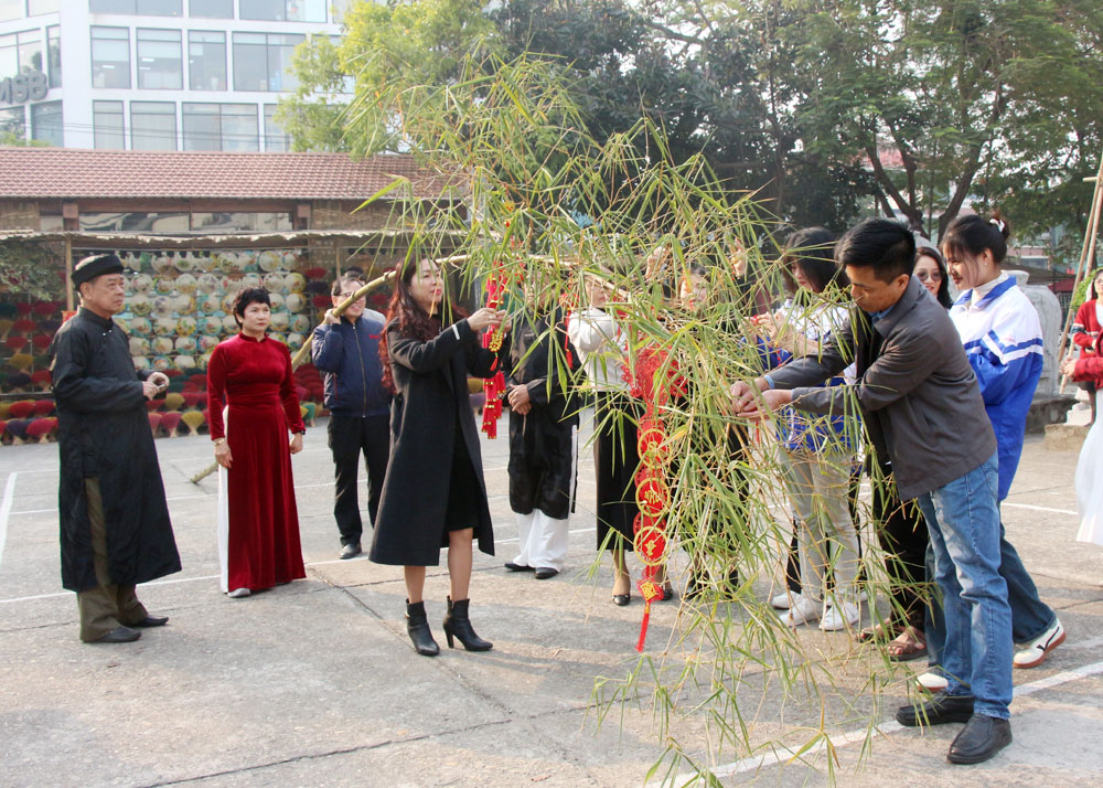 Dựng cây nêu ngày Tết.