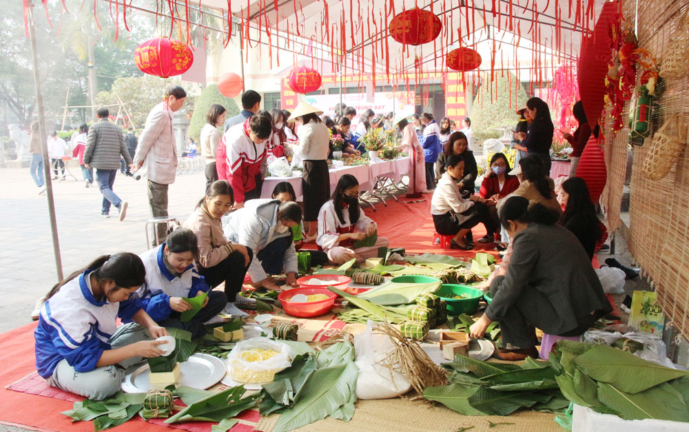 Người dân và các em học sinh gói bánh chưng. Người dân và các em học sinh gói bánh chưng.