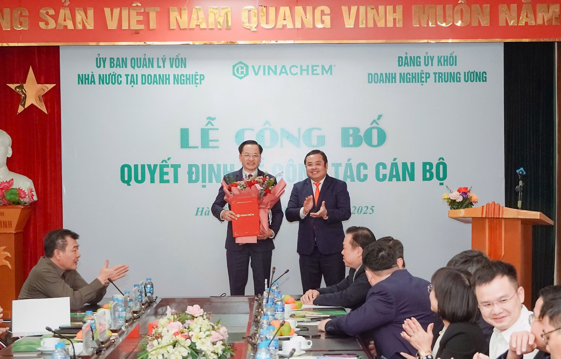 Ông Phùng Quang Hiệp, Bí thư Đảng ủy, Chủ tịch HĐTV Tập đoàn Hóa chất Việt Nam trao Quyết định Tổng giám đốc Vinachem cho ông Nguyễn Hữu Tú
