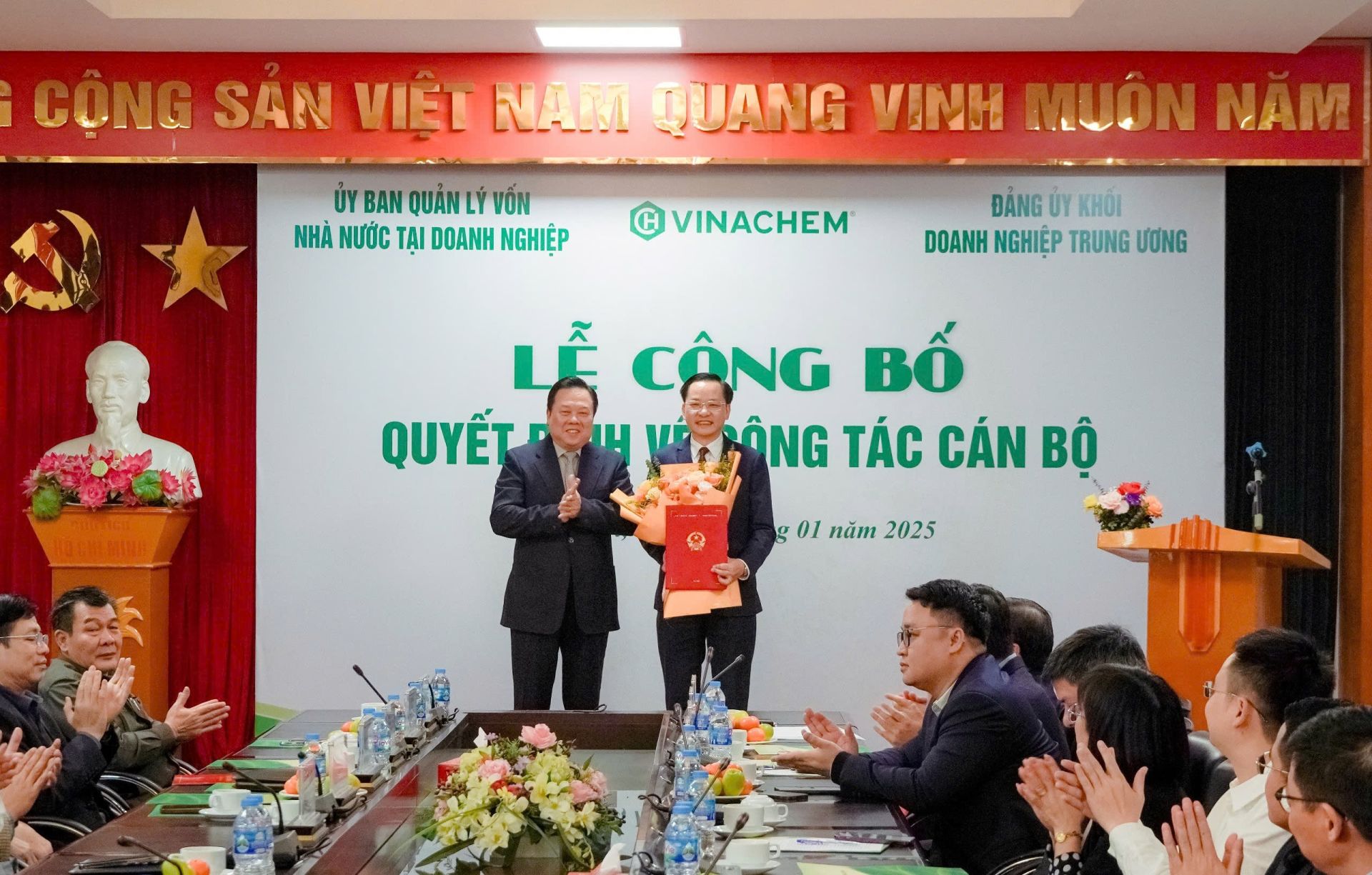 Ông Nguyễn Hoàng Anh, Chủ tịch UBQLV Nhà nước tại doanh nghiệp trao Quyết định Thành viên HĐTV Vinachem cho ông Nguyên Hữu Tú