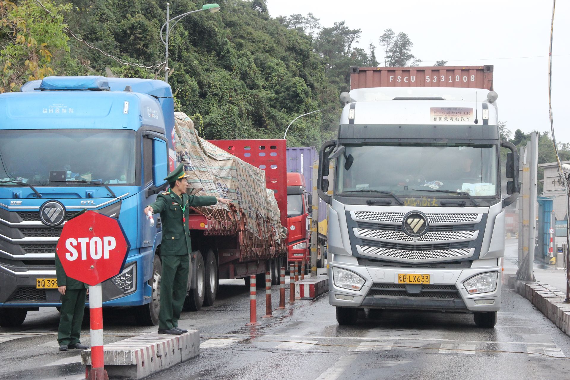 Lực lượng chức năng phân luồng, kiểm tra, kiểm soát hàng hóa xuất nhập khẩu qua Cửa khẩu Quốc tế Hữu Nghị, huyện Cao Lộc, tỉnh Lạng Sơn