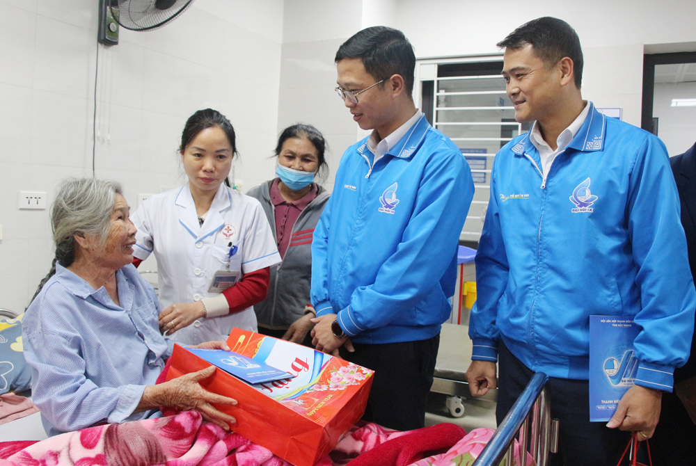 Lãnh đạo Tỉnh đoàn, Hội LHTN tỉnh thăm hỏi, tặng quà cho bệnh nhân tại phòng điều trị.